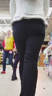 高跟宽臀黑裤少妇