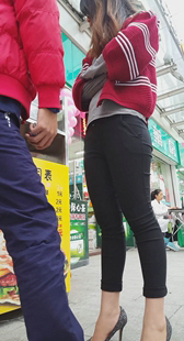 高跟打底裤小少妇站着都变形美三角往外凸