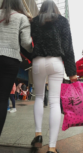 街拍白裤翘臀少妇