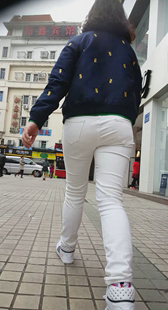 街拍重口味白裤大妈