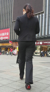 细高跟紧臀少妇