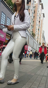 性感白皮裤翘臀美少妇