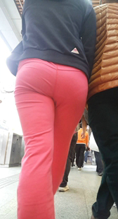 性感红裤丰臀少妇