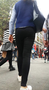 大屁股黑裤小少妇