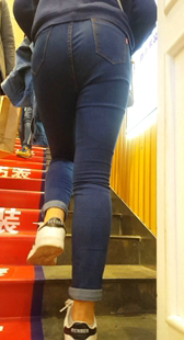 蓝牛翘臀小少妇上楼梯