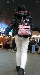 跟拍紧身白裤圆臀小少妇