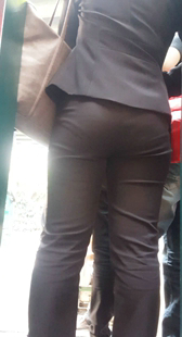 公交站大屁股西裤少妇