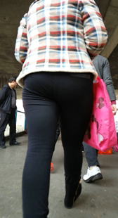 街拍成熟西裤大妈臀