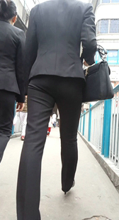 细高跟西裤两少妇