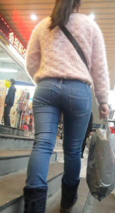 紧身蓝牛圆臀少妇