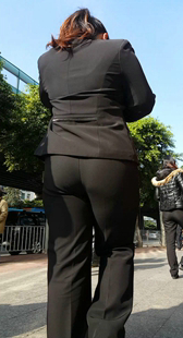 街拍西裤少妇紧内痕