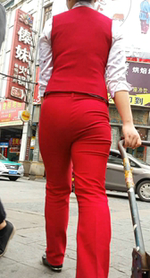 性感红西裤大屁股美少妇