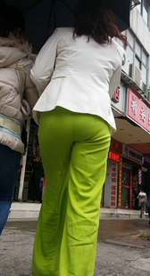 街拍重口味绿裤大妈臀