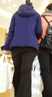 街拍黑裤大屁股少妇