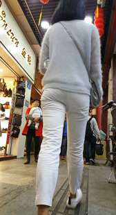 街拍白裤紧臀少妇视频