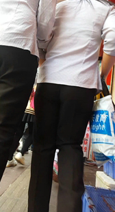 街拍紧身黑西裤两少妇