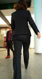 街拍西裤紧臀小少妇