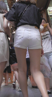 热裤风骚美少妇