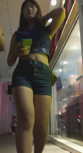 性感紧身牛仔热裤小妹露肚脐