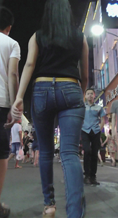 极品牛仔裤大屁股美女真会扭