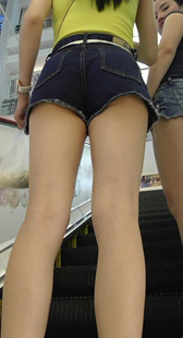 极品风骚超短牛仔热裤上电梯流鼻血