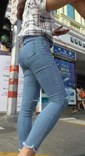 街拍蓝牛紧PP小少妇