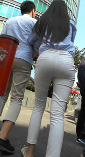 性感紧身包臀白裤美女