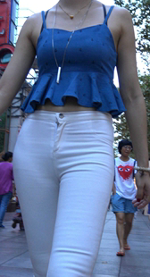 紧身白裤少妇玩自拍