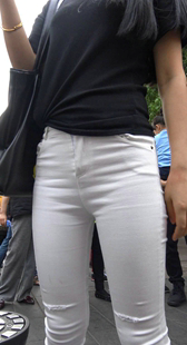 街拍黑体恤紧身白裤美女