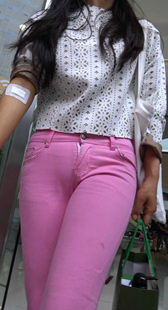 前庭饱满的紧身粉裤熟妇