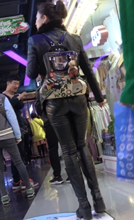 背包皮裤紧臀少妇