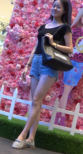 热裤长腿美女玩拍照