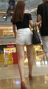 商场包臀白短裤美女