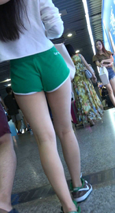 街拍红短裤大宽臀少妇