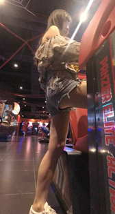 游乐园牛仔短裤大长腿这姿势太暴力