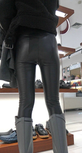 鞋店翘臀皮裤少妇