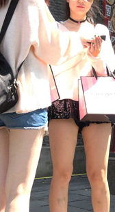 酷酷的热裤美女姐妹花可惜都是旺仔小馒头