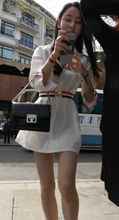 白色连衣裙美女身材好