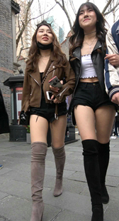 美腿姐妹花逛街白花花的美腿真性感