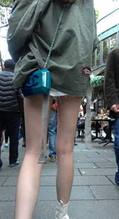 热裤白皙裸腿美女跟闺蜜逛街