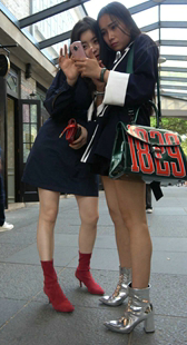 俩姐妹大街上摆出各种诱惑姿势