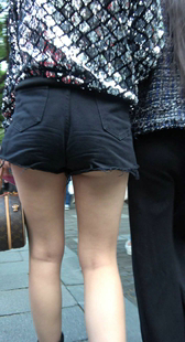 街拍超短牛仔热裤美女