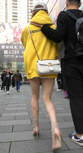 黄衣热裤性感裸腿鸭舌帽美女