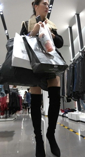 商场黑色长筒靴少妇