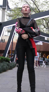 街拍黑色透视装性感美女姐姐