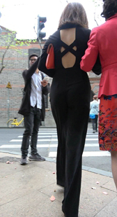 劲爆火辣身材的高挑黑衣性感熟女