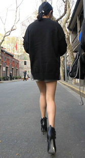 性感黑短裤美腿街拍美女