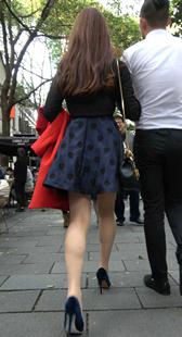 亭亭玉立的连衣裙蓝色高跟鞋美女