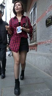 格子衬衫大眼网袜短发气质少妇