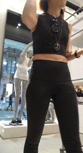 服装店翘臀瑜伽裤少妇